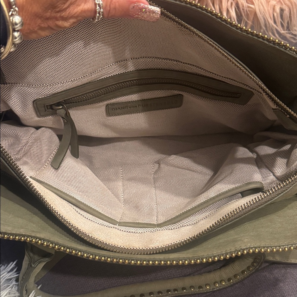 Diane Von Furstenberg. Elegant Army Green Handbag - Picture 4 of 10